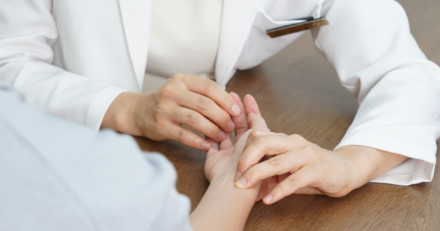 Orthopedic doctor explaining to patient Early Arthritis Treatment Options That Keep You Active and Pain-Free